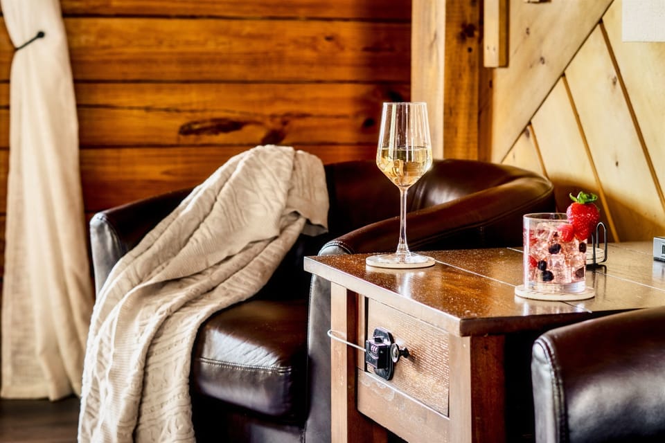 Tiffany and Patrick were fantastic hosts, very polite and helpful. The whole place is Surrounded by beautiful natural view and the host's hospitality enhanced our experience even more. 