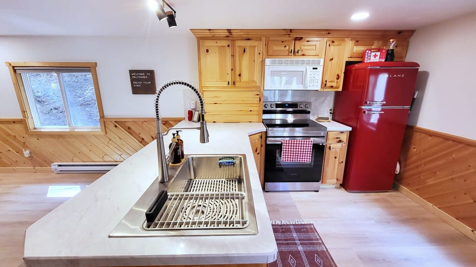 Full, recently updated kitchen