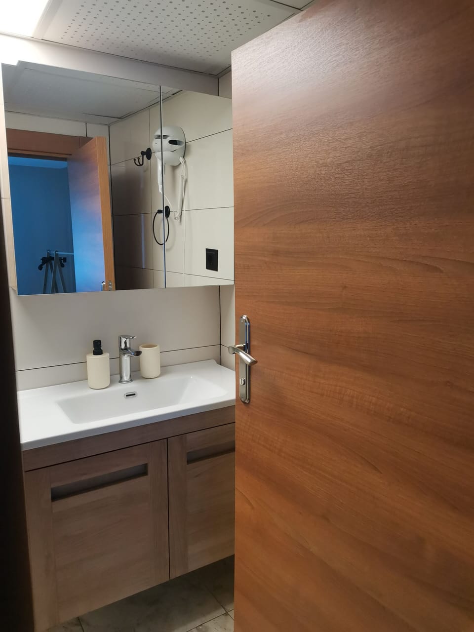 Economy Room, Non Smoking | Bathroom | Combined shower/tub, rainfall showerhead, free toiletries, hair dryer