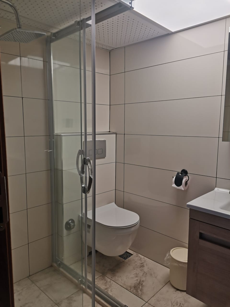 Economy Room, Non Smoking | Bathroom | Combined shower/tub, rainfall showerhead, free toiletries, hair dryer