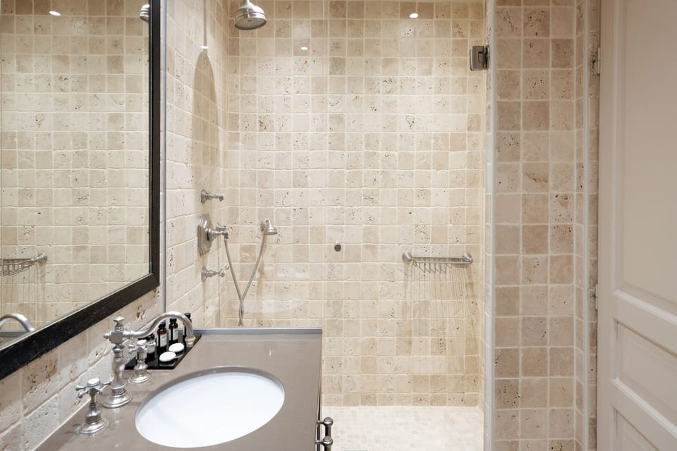 Deluxe Room (Top Floor) | Bathroom | Shower, hair dryer, towels