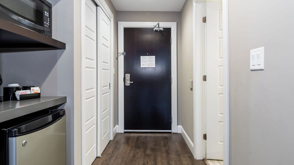 Executive Single Room | In-room safe, desk, laptop workspace, blackout drapes