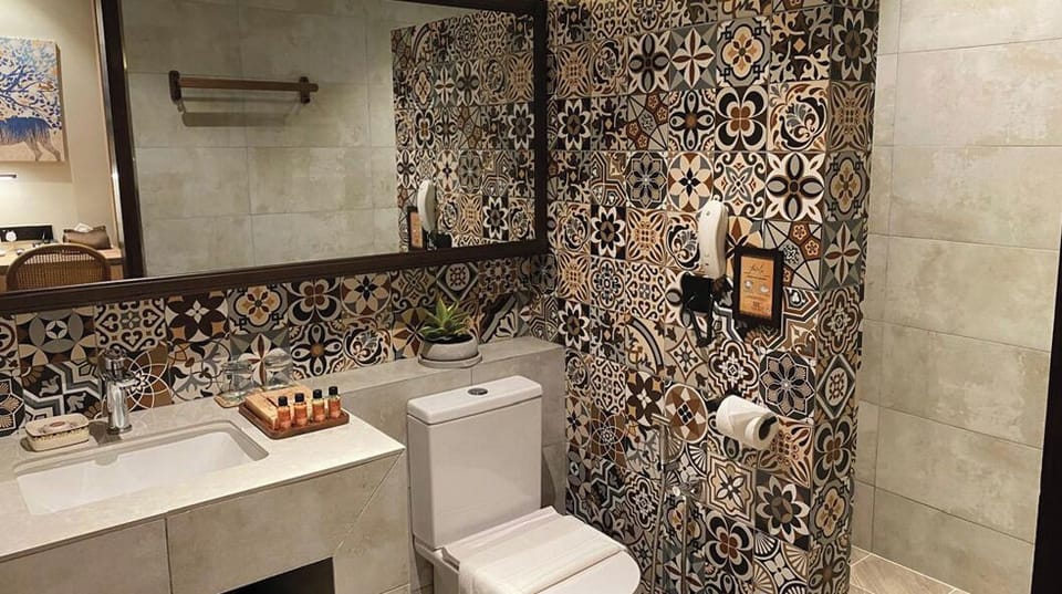Executive Room | Bathroom | Shower, rainfall showerhead, designer toiletries, hair dryer