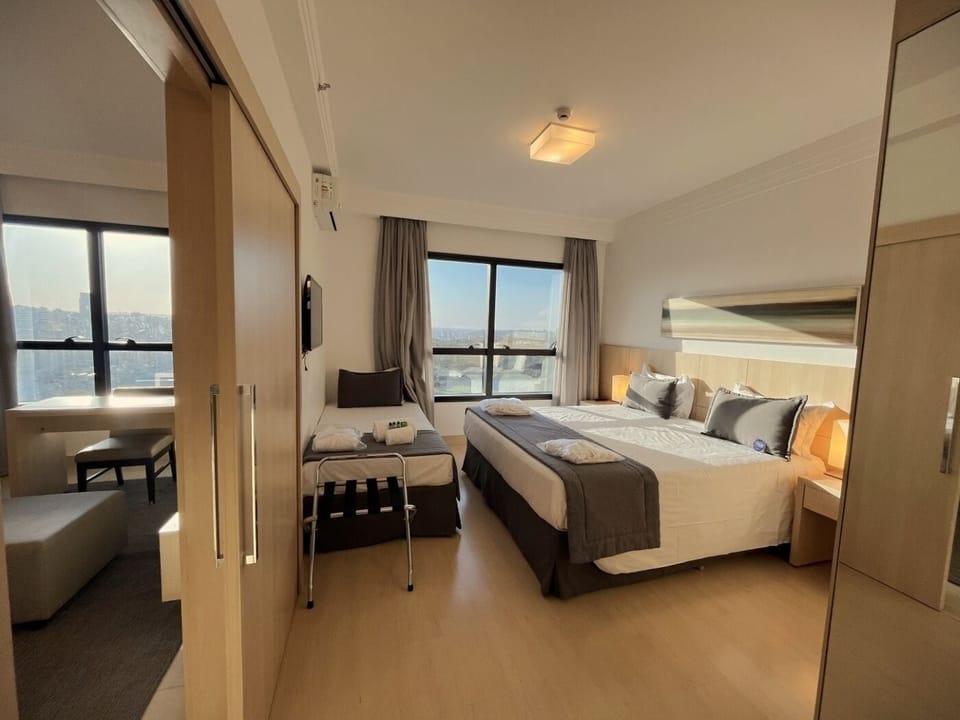 Suíte Super Luxo Triplo | Premium bedding, minibar, in-room safe, desk