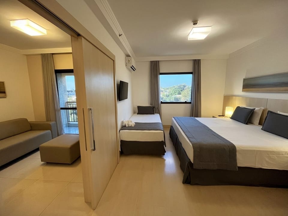 Suíte Premium Triplo | Premium bedding, minibar, in-room safe, desk