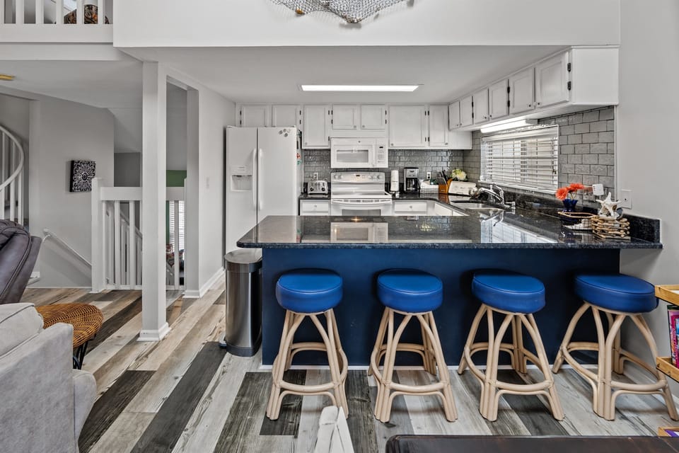 Kitchen Breakfast bar with seating for 4