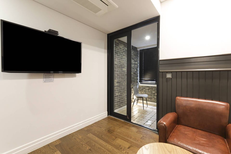 Deluxe Double (5 Free OTTs Available) | Individually decorated, desk, soundproofing, free WiFi