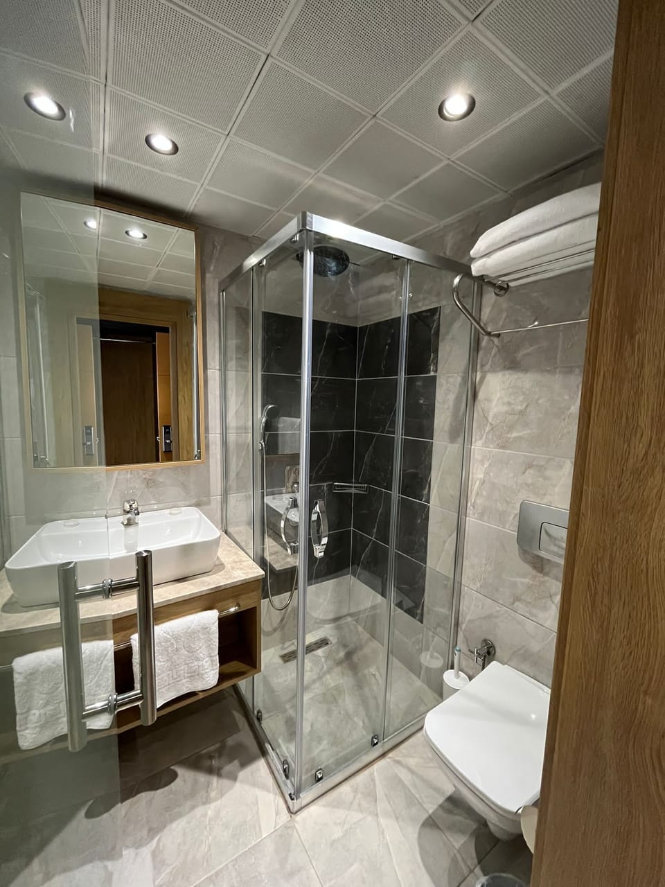 Standard Room, City View | Bathroom | Shower, rainfall showerhead, free toiletries, hair dryer