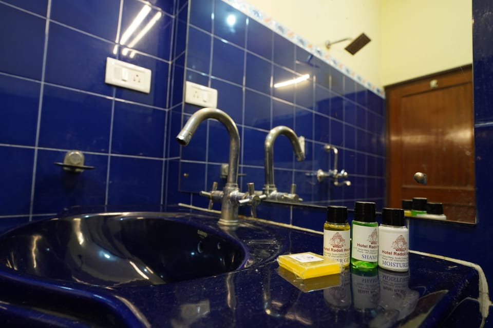 Superior Double Room | Bathroom | Shower, free toiletries, towels, soap