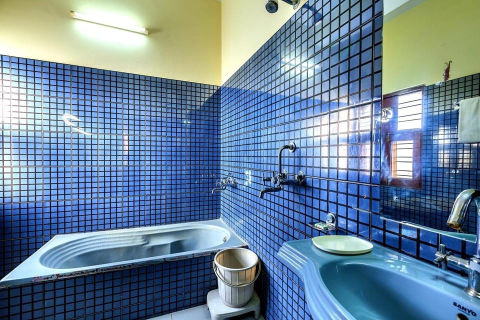 Deluxe Double Room | Bathroom | Shower, free toiletries, towels, soap
