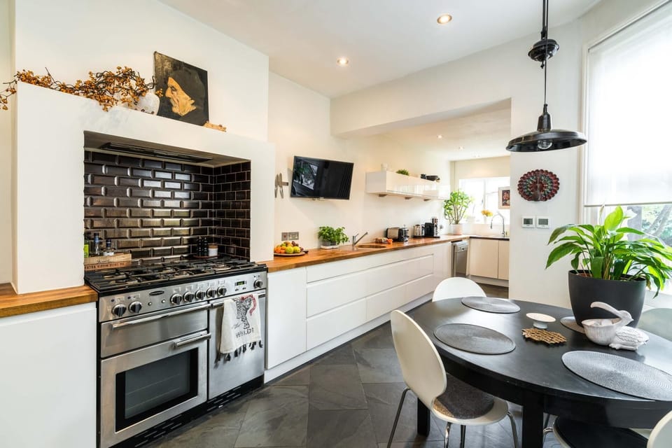 House (3 Bedrooms) | Private kitchen | Microwave, oven