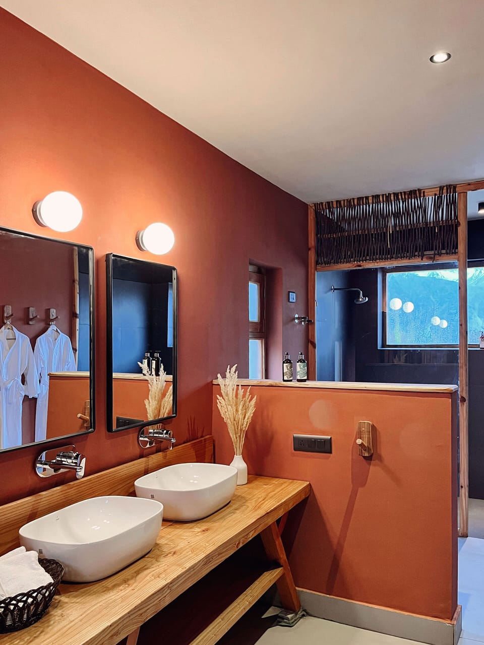 Deluxe Room | Bathroom | Shower, rainfall showerhead, bathrobes, slippers
