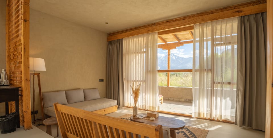 Deluxe Room | Living area | Books