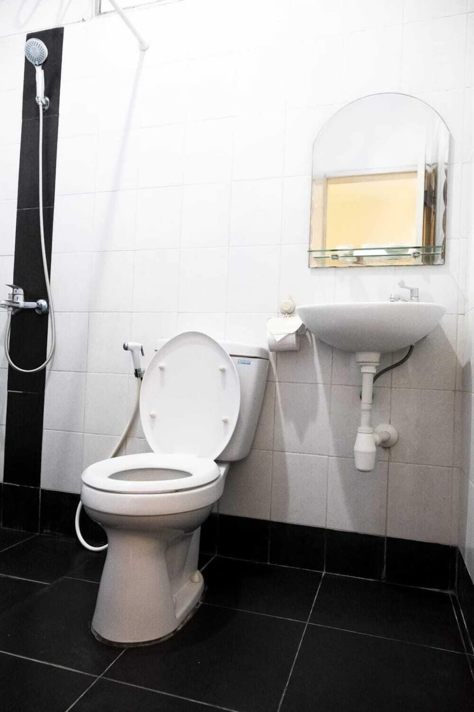 Superior Room, 1 Queen Bed | Bathroom | Shower, slippers, towels