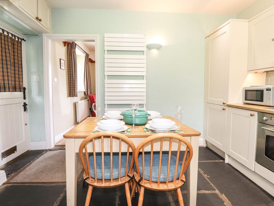 Cottage | Private kitchen | Fridge, dishwasher, electric kettle, toaster