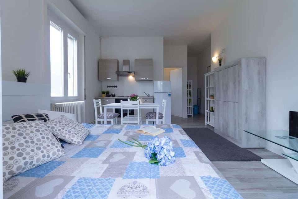 Casetta di Elie studio - Solo Affitti Brevi large and bright studio apartment with double bed, equipped kitchen, dining table