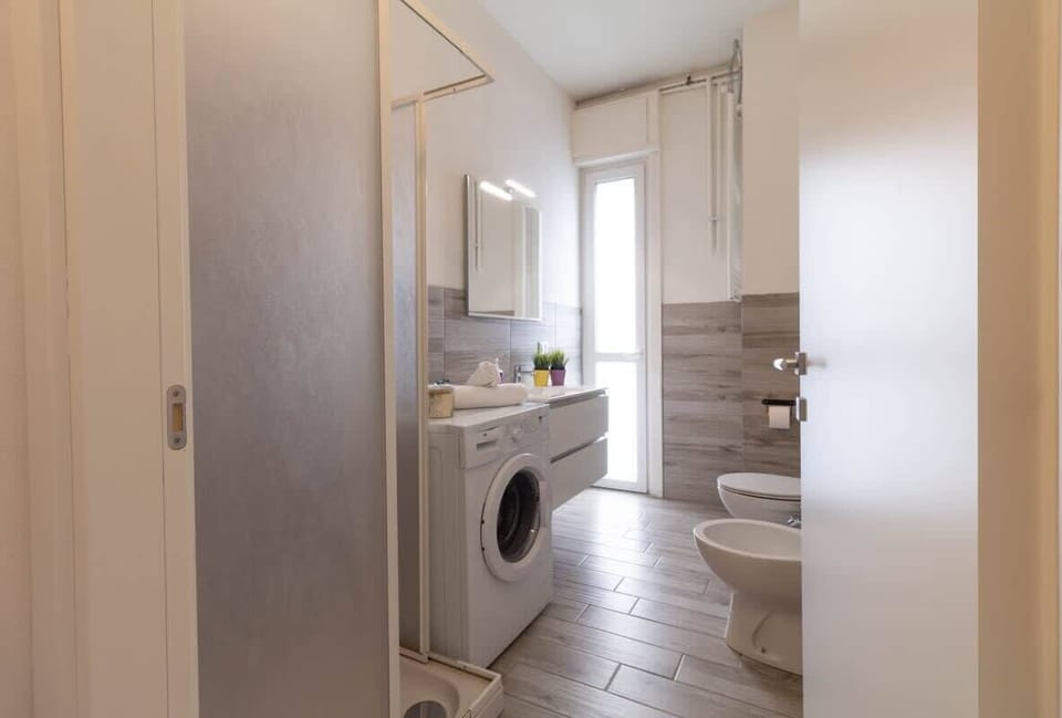 bathroom Casetta di Sarah - Solo Affitti Brevi  bright bathroom with shower and washing machine