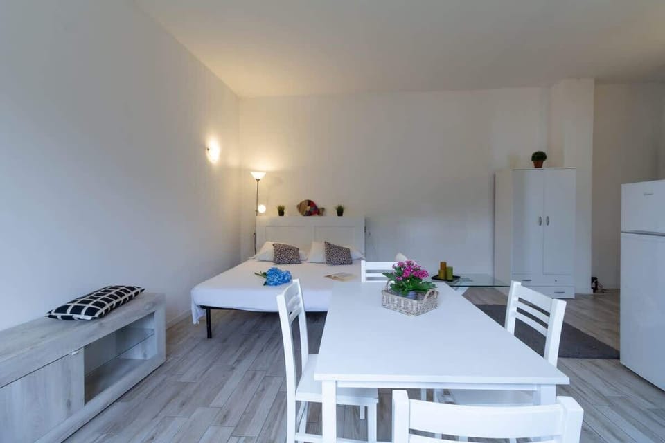 living area Casetta di Sarah - Solo Affitti Brevi large and bright studio apartment with dining table