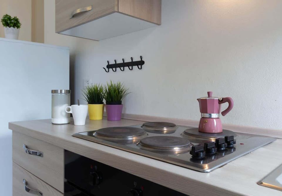 kitchen Casetta di Sarah - Solo Affitti Brevi large and bright with equipped kitchen with oven, refrigerator