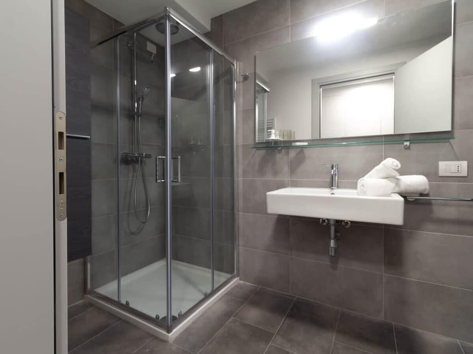 Bathroom apartment  Girasole Affitti Brevi Italia near the historic center. Ideal for couples or business stays. Kitchenette equipped and furnished with every comfort. wifi free laundry including parking nearby


