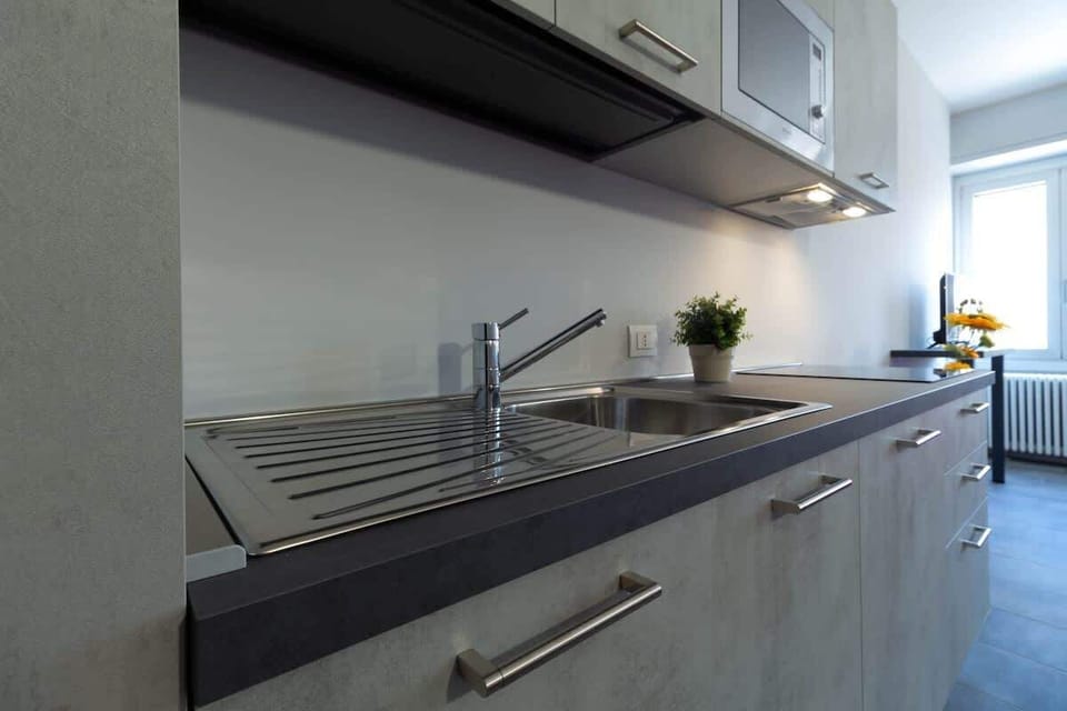 Kitchen apartment  Girasole Affitti Brevi Italia near the historic center. Ideal for couples or business stays. Kitchenette equipped and furnished with every comfort. wifi free laundry including parking nearby

