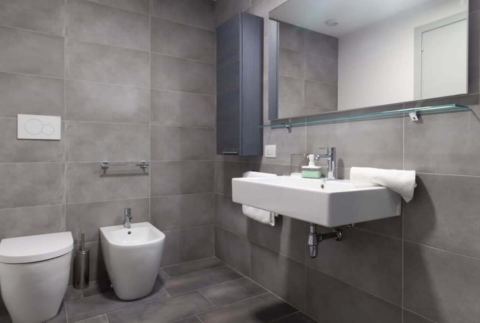 Bathroom apartment Lime - Affitti Brevi Italia i near the historic center. Ideal for couples or business stays. Kitchenette equipped and furnished with every comfort. wifi free laundry including parking nearby


