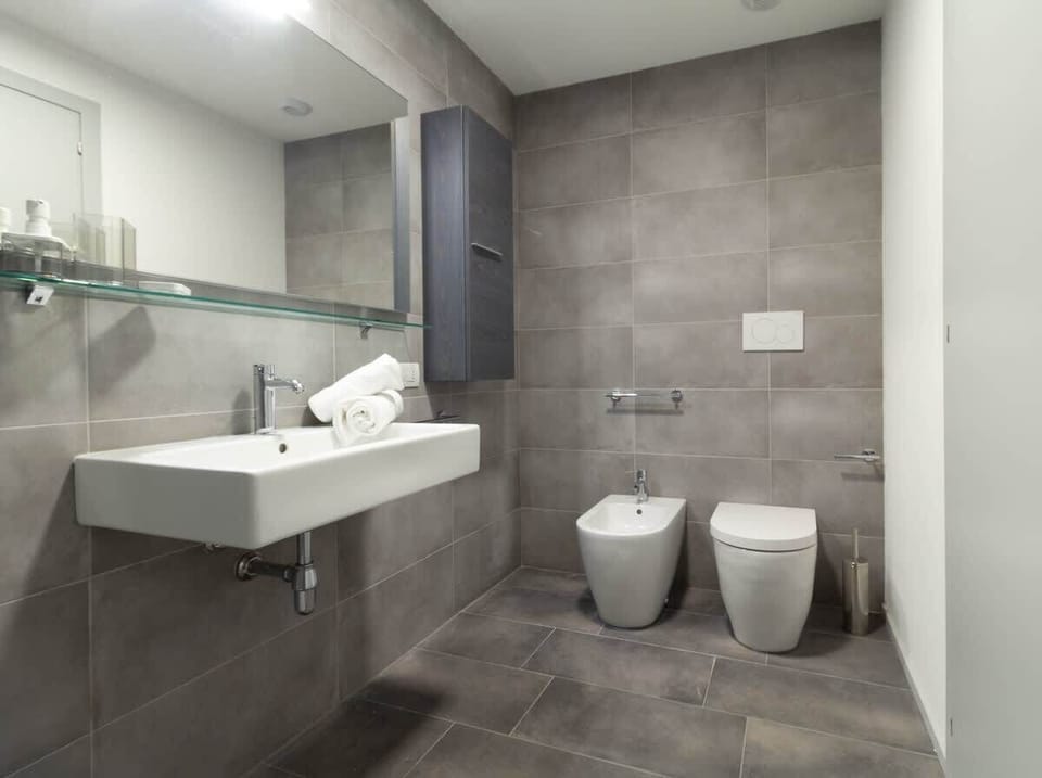 Bathroom apartment Lime - Affitti Brevi Italia near the historic center. Ideal for couples or business stays. Kitchenette equipped and furnished with every comfort. wifi free laundry including parking nearby