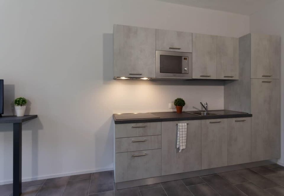 
Kitchen apartment Lime - Solo Affitti Brevi near the historic center. Ideal for couples or business stays. Kitchenette equipped and furnished with every comfort. wifi free laundry including parking nearby

