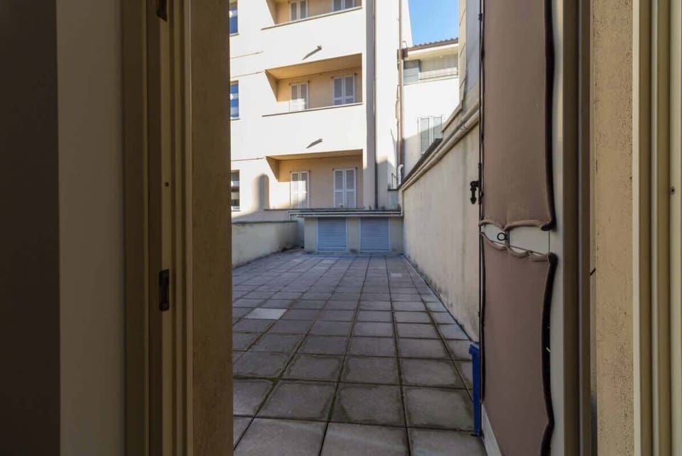 terrace Galleria Roma Studio - Solo Affitti Brevi studio apartment in the historic center with large terrace overlooking the internal courtyard, near bars and restaurants