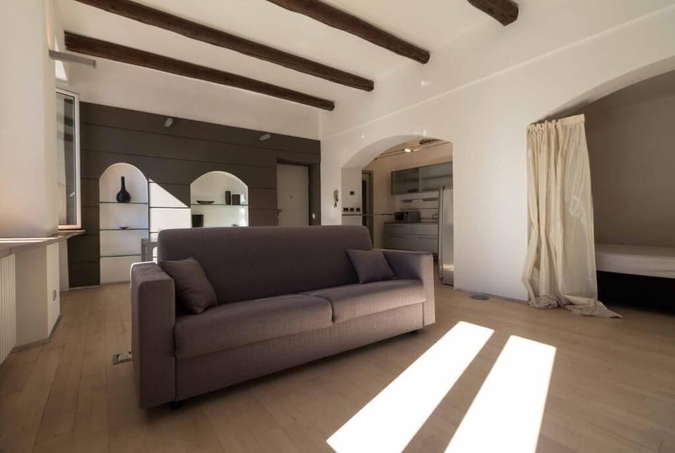Accogliente ingresso, luminoso e spazioso