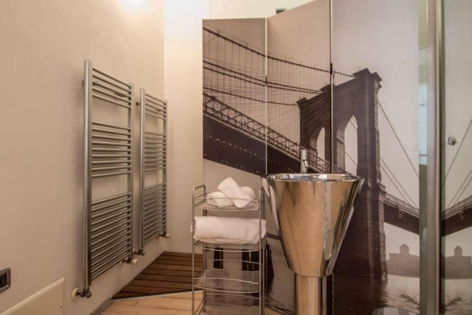 Moderno bagno con cabina doccia