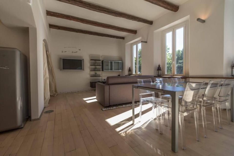 Luminoso soggiorno con tavolo da pranzo