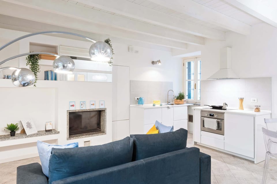 Soggiorno luminoso con cucina moderna