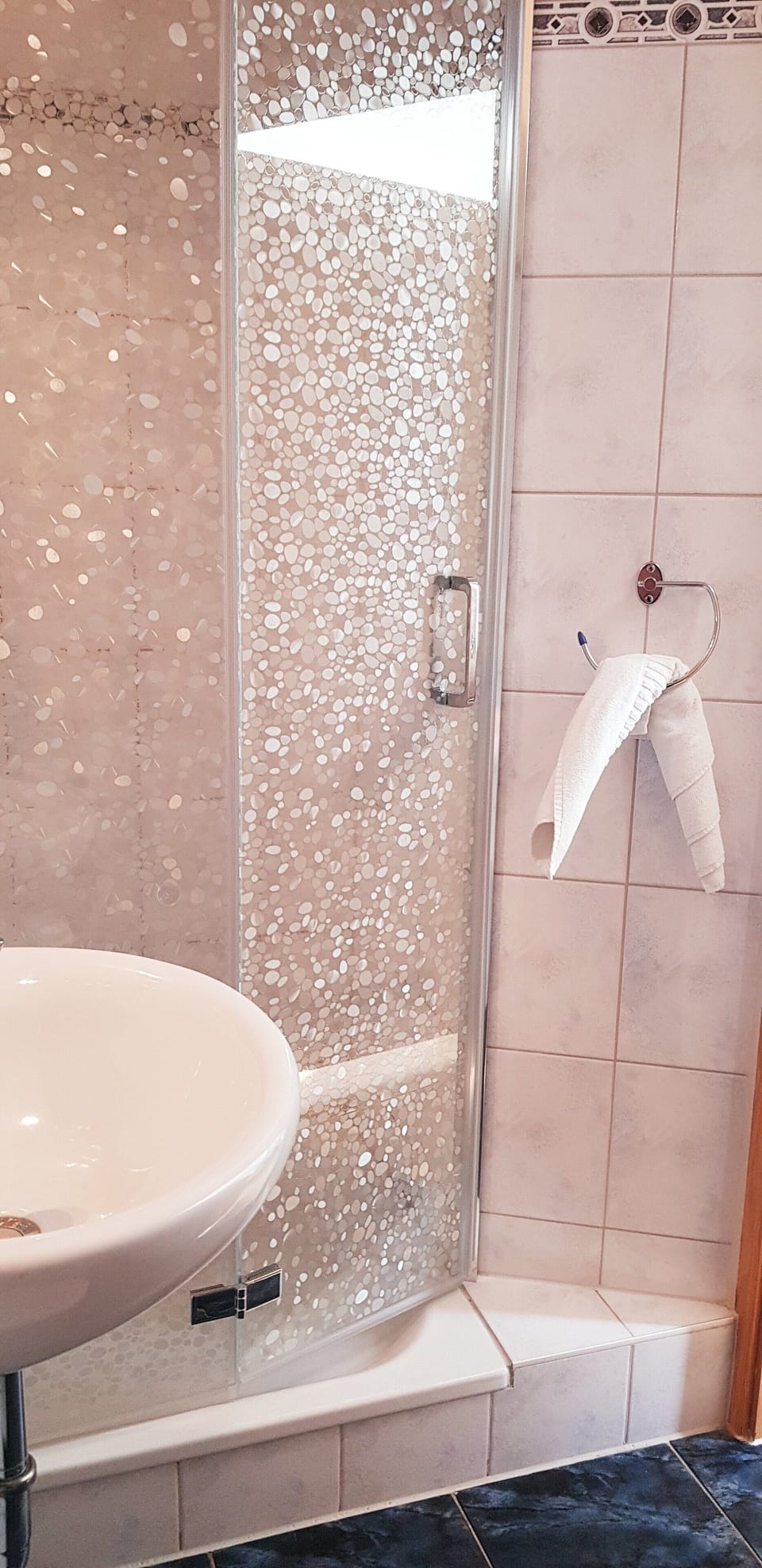 Standard Double Room | Bathroom | Shower, rainfall showerhead, hair dryer, towels