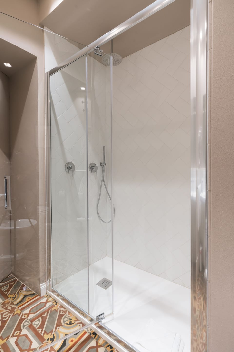 Premium Room | Bathroom | Shower, rainfall showerhead, free toiletries, hair dryer