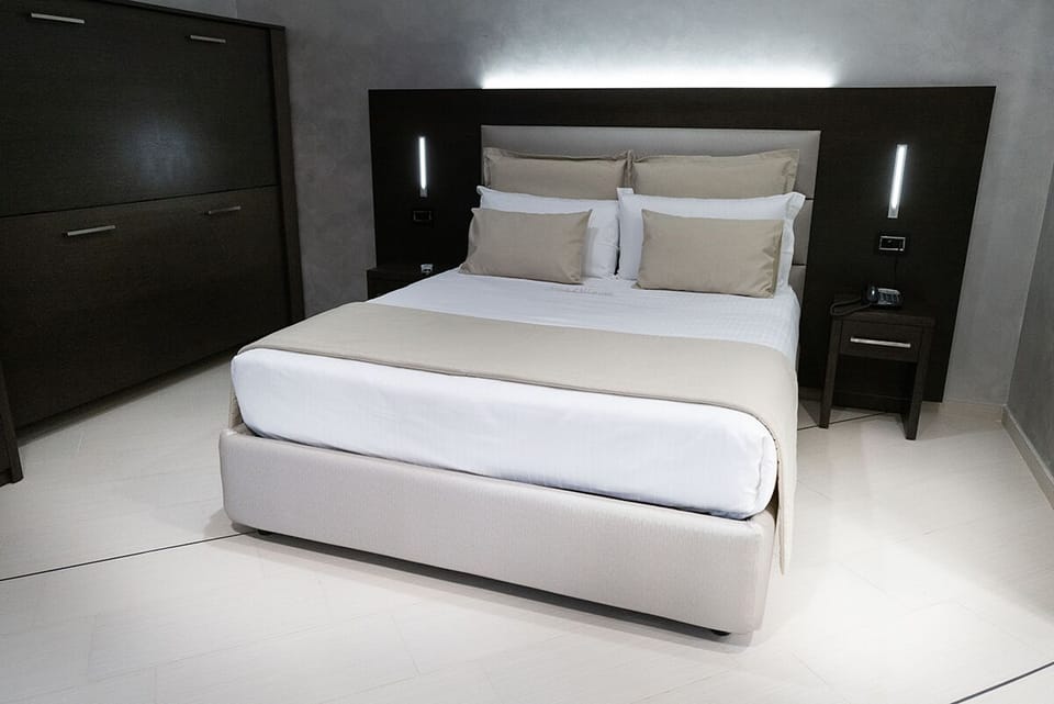 Junior Suite | Hypo-allergenic bedding available, minibar, in-room safe, desk