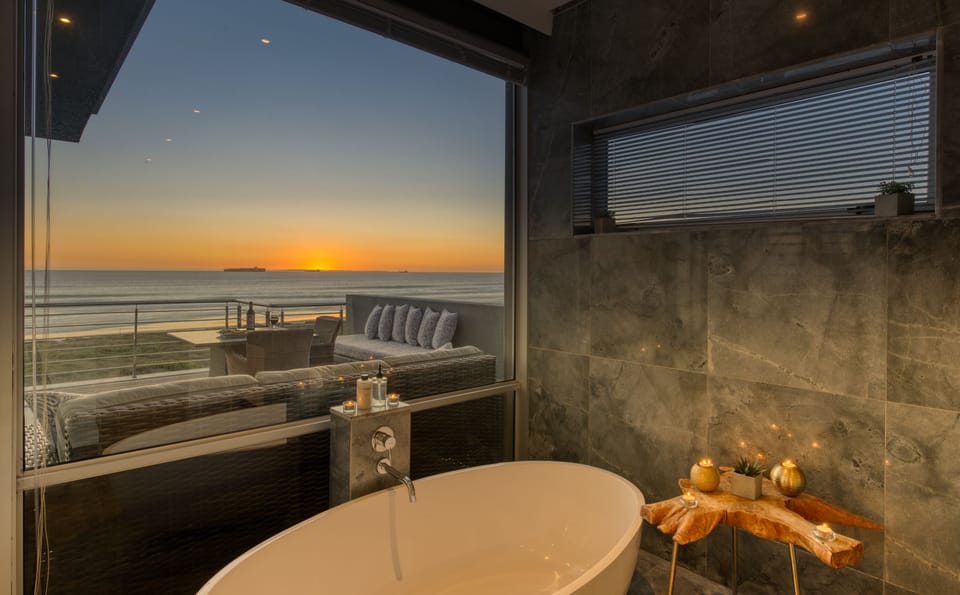 Premier Studio Suite, Ocean View | Bathroom | Free toiletries, hair dryer, slippers, towels