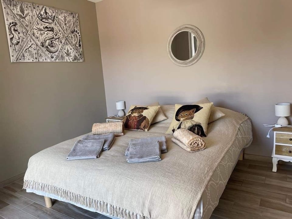 Basic Double Room | Desk, soundproofing, free WiFi, bed sheets