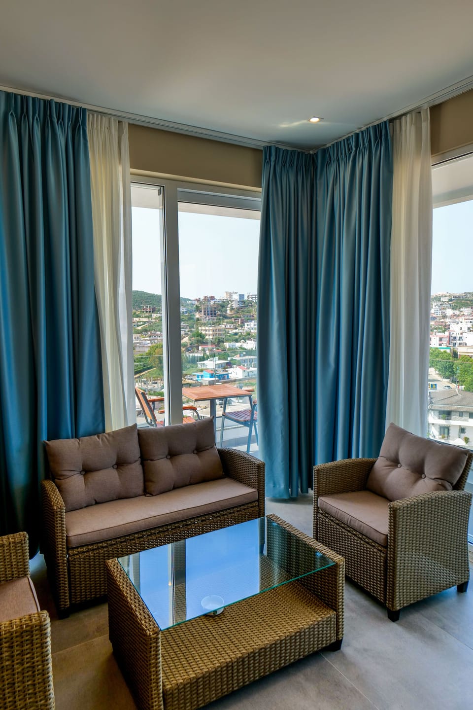 Queen Suite | Living area | 13-inch Smart TV with satellite channels, TV, Netflix
