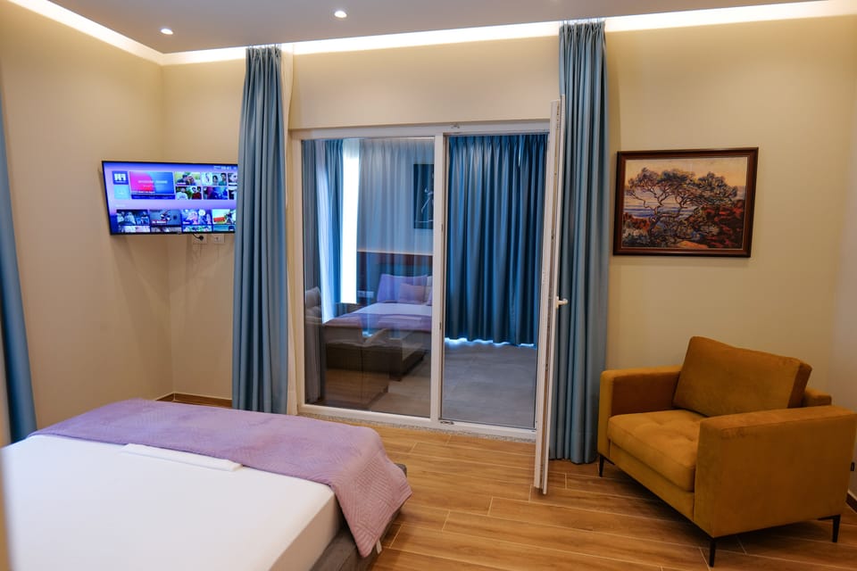 Queen Suite | In-room safe, individually decorated, desk, laptop workspace