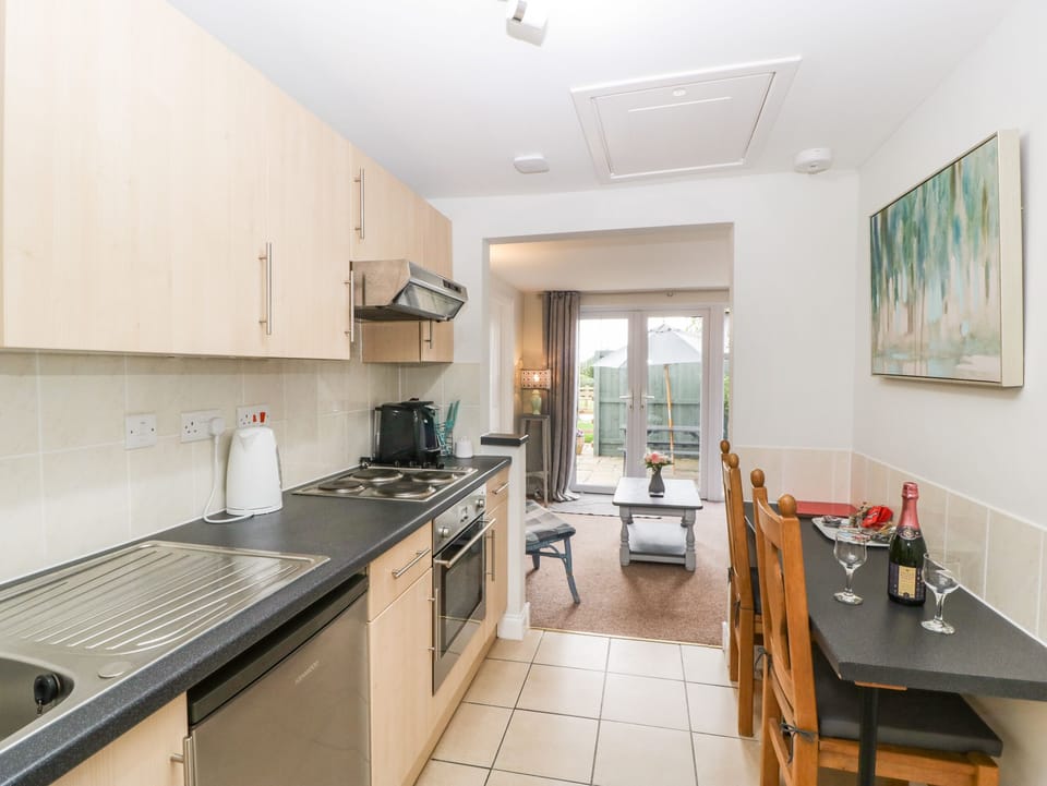 Cottage | Private kitchen | Fridge, electric kettle, toaster, cookware/dishes/utensils