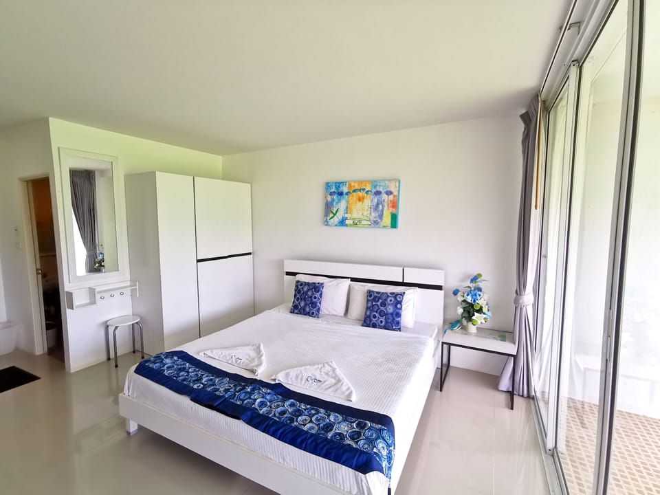 Executive Deluxe Room | Premium bedding, WiFi (free), individually furnished, bed sheets
