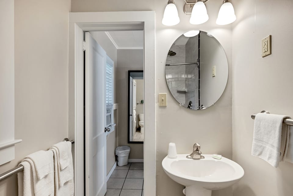 Shower, free toiletries, towels
