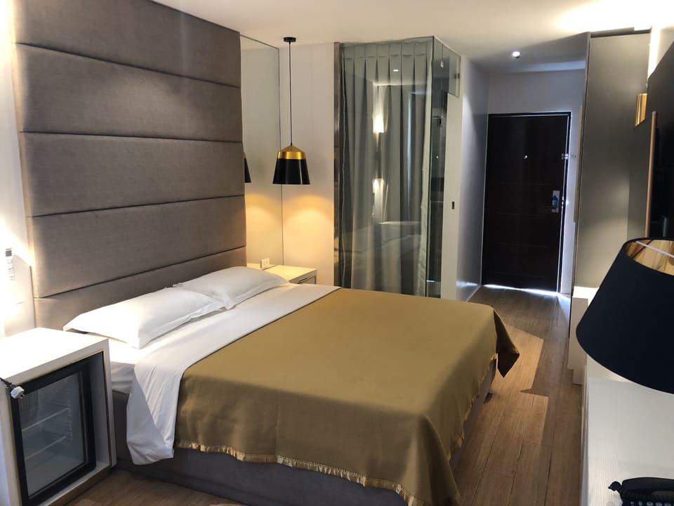 Royal Suite | Premium bedding, in-room safe, desk, blackout drapes