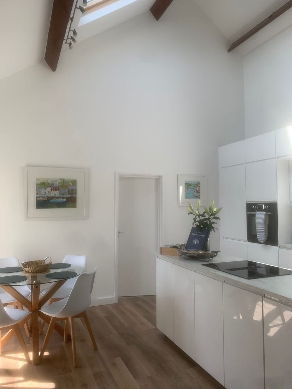 Fully equipped, spacious and airy kitchen-diner