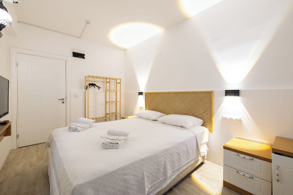 Economy Room (Bodrum Kat - Basement) | Minibar, in-room safe, desk, blackout drapes
