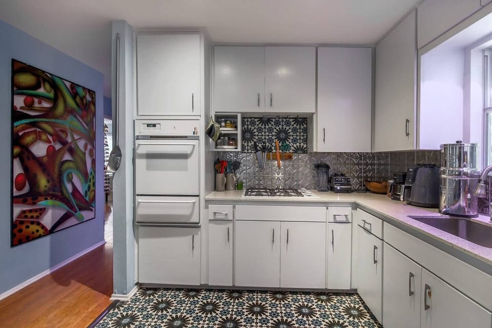 Fully stocked kitchen. Berkey water filter. Airfryer, microwave, so much more.