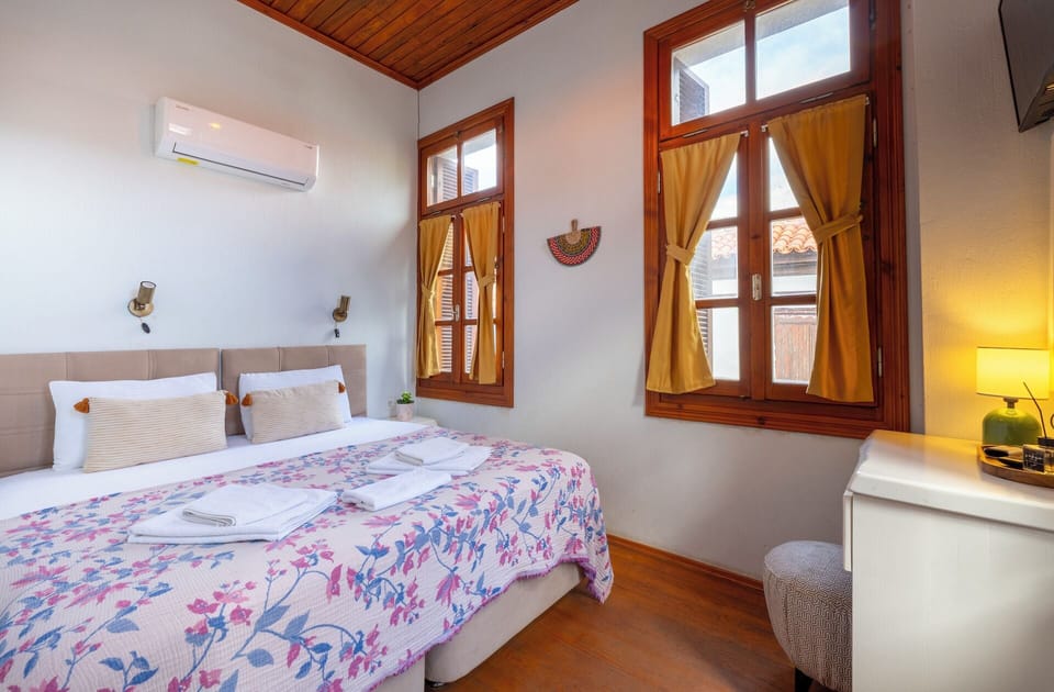 Standard Double Room | Free WiFi, bed sheets