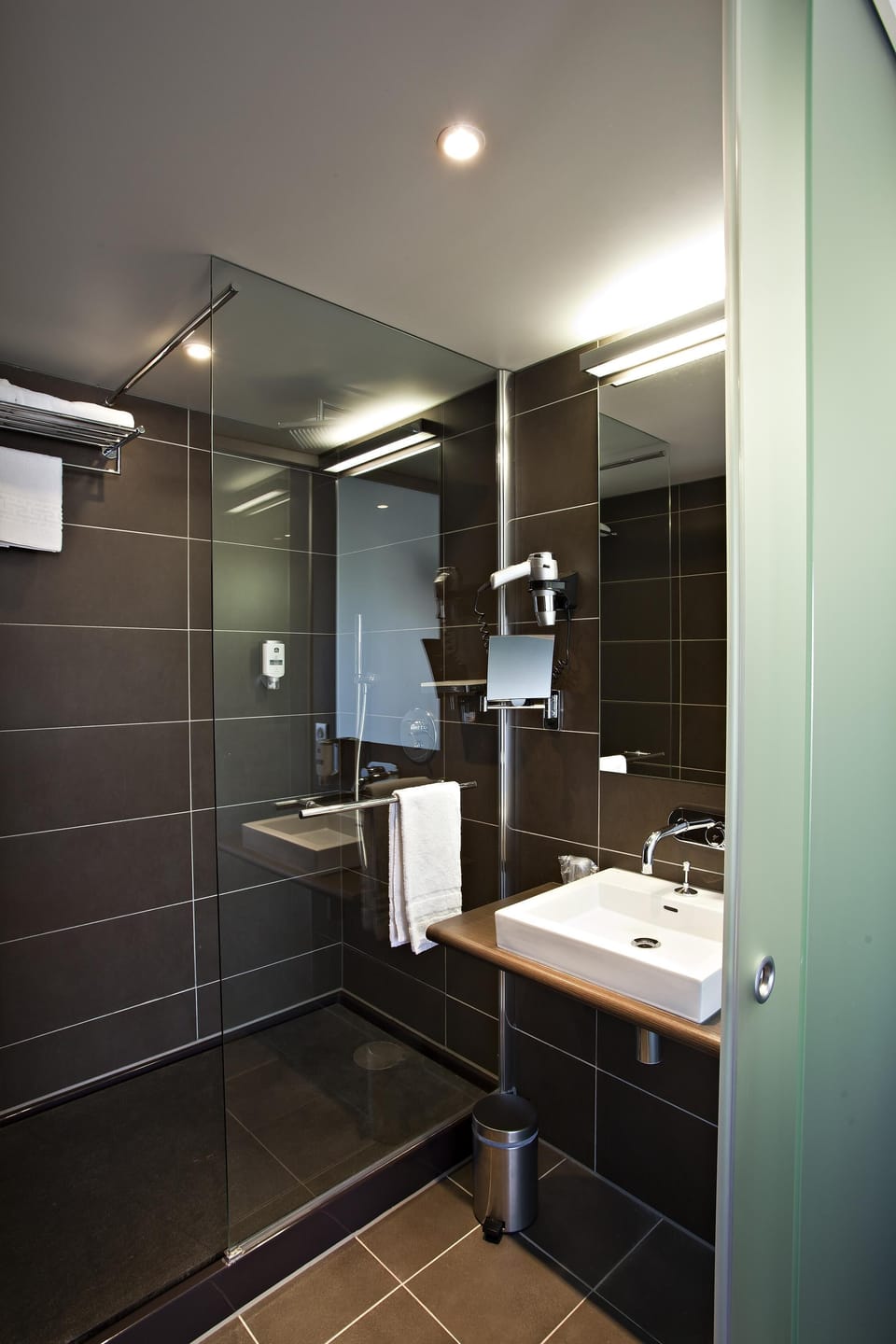 Twin Room, 2 Twin Beds | Bathroom | Shower, free toiletries, hair dryer, towels