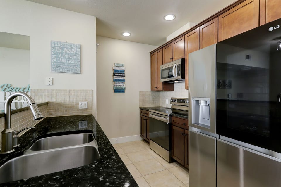 Kitchen has all full size appliances.